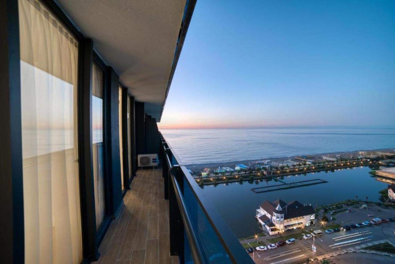 View & More Aparthotel In Batumi Exteriör bild