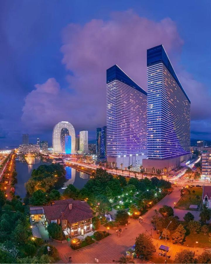 View & More Aparthotel In Batumi Exteriör bild